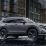 El Honda CR-V 2025 se destaca en el segmento de los SUV híbridos, especialmente en su versión AWD, que es considerada una de las mejores opciones en SUVs de tracción total. Ofrece una conducción suave y satisfactoria, con una excelente calificación de seguridad y un sistema AWD opcional en algunas versiones. Además, la versión híbrida se mantiene como una de las opciones más eficientes en cuanto a consumo de combustible en este segmento. La tecnología avanzada del CR-V permite que su sistema AWD se maneje sin esfuerzo, lo que lo convierte en una opción sólida para quienes buscan un vehículo confiable para todo tipo de clima y terreno.