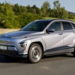 El Hyundai Kona Electric 2025 comienza en 32.975 dólares y destaca por su autonomía de 260 millas, una de las mejores del segmento. Su enfoque práctico lo convierte en una opción familiar muy equilibrada.

Además, suma tecnología moderna como Apple CarPlay y Android Auto inalámbricos, junto a avanzados sistemas de asistencia a la conducción.