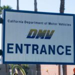 La transferencia del vehículo es un paso esencial. En compras a concesionarios suele estar gestionado, pero entre particulares la responsabilidad es compartida. Respetar plazos y presentar la documentación correcta evita multas y problemas legales futuros.