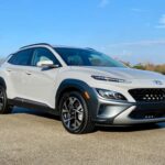 El Hyundai Kona destaca por su diseño distintivo y su manejo deportivo, lo que lo convierte en uno de los SUV más divertidos de conducir en su clase. Con un motor turboalimentado opcional, el Kona ofrece un desempeño ágil, acelerando con rapidez y manejando con gran soltura en curvas. Además, su equipamiento es muy completo, con pantalla táctil central más grande en los modelos 2022, junto con la opción de tracción total.

La versión 2022 del Kona se puede encontrar fácilmente por menos de $20,000. Además, los modelos de este año cuentan con actualizaciones importantes, como un mejor sistema de infoentretenimiento. Si estás buscando un SUV de bajo costo con una conducción divertida, el Kona es una excelente opción.