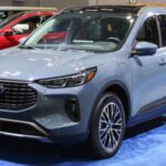 El Ford Escape Plug-In Hybrid (PHEV) parecía una excelente opción para quienes desean un vehículo híbrido enchufable para trayectos urbanos, pero este modelo ha demostrado ser problemático en varios aspectos. A pesar de su tecnología avanzada, el Escape PHEV ha tenido una baja fiabilidad y una pobre rentabilidad en su reventa, lo que hace que no sea una opción atractiva para quienes buscan un híbrido confiable a largo plazo.

Comparado con el Escape de gasolina convencional, el modelo híbrido no ha demostrado ser superior en términos de fiabilidad o de eficiencia, lo que lo hace una opción difícil de recomendar. La escasa autonomía eléctrica y los problemas con los componentes híbridos hacen que otros modelos de híbridos enchufables sean más atractivos.