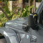 El Wrangler está pensado para la aventura. Sus puertas removibles y capacidad off-road lo convierten más en equipo que en transporte urbano. Ruidoso, áspero y emocionante: así es su esencia, y por eso sus seguidores lo adoran.