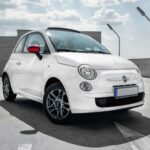 El Fiat 500 combina encanto y tamaño reducido, perfecto para la vida en ciudad y garajes ajustados. Largas distancias o terrenos difíciles muestran sus limitaciones. Aquí el estilo gana a la versatilidad.