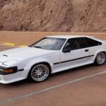 Con líneas rectas y un estilo tecnológico, el Celica Supra prometía potencia superior a la real. Ideal para quienes valoraban el diseño clásico de los 80 más que la aceleración.