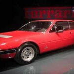 Presentado en el Salón de París de 1976, el Ferrari 400 marcó un hito al ofrecer transmisión automática por primera vez en la marca. Más refinado que radical, combinaba elegancia, confort y un V12 suave pero poderoso.