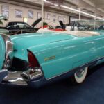 Antes de que los Continental definieran la elegancia de los años 60, el Lincoln Premiere mantuvo viva la estética tailfin con una carrocería que parecía más un cohete que una berlina. Acristalamiento envolvente, grandes dimensiones y un V8 de hasta 300 CV lo situaban como un puente entre el exceso visual de los 50 y el lujo más refinado que vendría después.