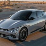 El Kia EV6 GT representa la tendencia de los eléctricos de altas prestaciones. En conducción normal ofrece 601 HP, pero en modo launch alcanza los 641 HP. Con una batería de 84 kWh y un precio estimado cercano a los 65.000 dólares para el modelo 2025, mantiene una excelente relación entre potencia y coste, con poco más de 100 dólares por caballo.