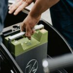 Las baterías se degradan, sí, pero los datos reales muestran que conservan gran parte de su capacidad durante muchos años. Además, los fabricantes suelen ofrecer garantías largas. Los costes de reemplazo están bajando y existen menos averías caras que en coches térmicos, como fallos graves de motor o caja. En el mercado de segunda mano, revisar el estado de la batería es una precaución lógica, no un motivo de alarma.