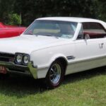 El Oldsmobile 4-4-2 de 1966 podía equiparse con el V8 Rocket 425 de 360 CV y componentes reforzados. Con 26.799 unidades producidas, hoy los ejemplares en buen estado rondan los 25.000 dólares. Frente a Pontiac GTO equivalentes, su cotización resulta conservadora, pese a ofrecer prestaciones y chasis comparables.