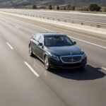 La Mercedes-Benz S-Class es considerada la reina de la fiabilidad en el lujo para muchos. Su resistencia es aplaudida, incluso con muchos kilómetros en el contador. Sin embargo, algunos informes mencionan que, aunque es un coche poderoso y suave, los fallos electrónicos ligeros pueden aparecer con el tiempo. Su fiabilidad general es impresionante, pero los visitas de mantenimiento ocasionales siguen siendo un aspecto que resta algo de su prestigio.