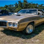 El Pontiac Firebird representó el espíritu del muscle car estadounidense, con un diseño agresivo y motores V8 potentes. Su versión más recordada, el Trans Am, se convirtió en un ícono cultural y de alto rendimiento. Aunque dejó de producirse en 2002, su legado sigue vivo y muchos sueñan con verlo regresar adaptado a los estándares modernos.