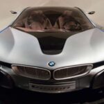 Los faros láser de BMW iluminan mucho más lejos que los LED tradicionales. Cámaras detectan otros vehículos y crean zonas de sombra dentro del haz de luz, manteniendo las luces altas activas sin deslumbrar.