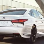 Una de las críticas históricas al LS es que, frente a rivales directos y su elevado precio, no destaca por deportividad. En modelos recientes, la experiencia de conducción puede resultar algo insípida.

Con el tiempo, Lexus pasó de motores V8 atmosféricos a V6 biturbo. Aun con menos cilindros, los nuevos motores rinden más. El LS 500 2024, por ejemplo, entrega 416 CV, superando al LS 460 V8 de 2013 con 386 CV.
Las versiones híbridas priorizan consumo y emisiones, pero sacrifican prestaciones.