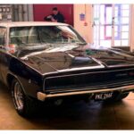 El Charger R/T mantiene viva la esencia de los grandes sedanes muscle de los 60 y 70. Su carrocería larga, guardabarros anchos y parrilla intimidante evocan el pasado, mientras que el V8 HEMI 5.7 litros garantiza potencia y carácter. Por dentro combina lujo moderno con una estética musculosa muy bien lograda.