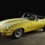Lanzado en 1961, el E-Type destacó por su diseño redondeado y accesibilidad para un público amplio. Conducido por celebridades como George Harrison y Frank Sinatra, se convirtió en un símbolo de elegancia británica. Jaguar planea relanzar este clásico, acercando su historia a los conductores modernos.
