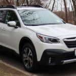 Subaru Outback: Un todoterreno que sigue andando

El Subaru Outback es famoso por su capacidad todoterreno y por ser un SUV ideal para quienes disfrutan de las aventuras al aire libre. Con una tracción integral y una construcción sólida, el Outback es un vehículo que a menudo supera su garantía, alcanzando sin problemas más de 200,000 millas. Su capacidad para adaptarse a distintos terrenos lo convierte en una opción favorita entre los entusiastas de los viajes y las actividades al aire libre.

El modelo 2021 añadió características de seguridad avanzadas y una opción de motor turboalimentado, lo que le permite seguir siendo competitivo y emocionante de conducir, mientras mantiene su fiabilidad excepcional.