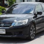 Aunque no es una marca estadounidense, el Honda Accord ha sido un pilar en el mercado automovilístico estadounidense durante décadas gracias a su confiabilidad y longevidad. Los modelos de los años 2013 a 2017 son especialmente destacados por su conducción cómoda, interiores espaciosos y excelente economía de combustible. El Accord sigue siendo una opción muy popular para quienes buscan un sedán confiable que pueda soportar años de uso diario y viajes largos sin problemas mecánicos graves. Su sólida construcción y eficientes trenes motrices lo convierten en una opción segura y económica para propietarios a largo plazo.