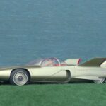 El Firebird III llevó el concepto al límite absoluto. Siete aletas inspiradas en aviones de combate, carrocería de fibra de vidrio y dirección controlada por joystick. Incorporaba frenos antibloqueo y control de crucero décadas antes de popularizarse. Era tan avanzado que parecía llegado de otro planeta.