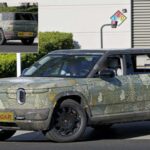 Rivian, que ya ha conquistado el mercado con su pickup eléctrica R1T, ahora se prepara para lanzar el Rivian R2, un SUV eléctrico más pequeño y asequible. Aunque todavía está en fase de pruebas, el R2 promete atraer a un público más amplio gracias a su diseño innovador y su accesibilidad. Los prototipos avistados en los EE.UU. cuentan con neumáticos BFGoodrich Trail-Terrain y un diseño de llantas renovado. La producción del R2 comenzará a principios de 2026, lo que significa que Rivian continuará consolidándose como uno de los referentes en vehículos eléctricos en el mercado estadounidense.