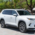 La Toyota Grand Highlander 2026 ha sido diseñada para satisfacer las demandas de los compradores que buscan un SUV con más espacio y una tercera fila más cómoda. Su gama de motores incluye un turboalimentado de 4 cilindros y una versión híbrida, proporcionando una excelente combinación de eficiencia y rendimiento. El Hybrid MAX en particular ofrece una potencia comparable a la de un V8, sin sacrificar la economía de combustible. Con un gran espacio de carga y una conducción cómoda, es ideal para familias que necesitan espacio adicional sin comprometer la eficiencia.