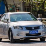 El Honda Accord es una de las opciones más confiables en el mercado de sedanes medianos. Conocido por su ingeniería de calidad, el Accord ofrece una conducción sin problemas y un bajo costo de mantenimiento. A lo largo de los años, ha mantenido una reputación impecable por su fiabilidad y por necesitar pocas reparaciones. Muchos propietarios disfrutan de una experiencia de conducción sin contratiempos durante varios años, lo que lo convierte en una de las mejores opciones si buscas un coche de valor y longevidad.