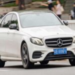 La Mercedes-Benz Clase E arrastra una reputación de fiabilidad que no siempre se mantiene a largo plazo. Los fallos en la transmisión automática, la suspensión y la electrónica avanzada son habituales en unidades con más años. Según los propietarios, el gasto medio en mantenimiento y reparaciones puede superar los 10.000 dólares en un periodo de diez años.