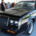 El Buick GNX rompió todos los prejuicios asociados a la marca en 1987. Con un V6 turboalimentado de 276 CV, era capaz de humillar a muchos deportivos V8 de su época. Su estética discreta y su producción limitada a 547 unidades lo transformaron en un auténtico “lobo con piel de cordero”, hoy muy buscado por coleccionistas.