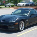 El Corvette C6 Z06 representa el músculo americano en su versión más refinada y salvaje. Bajo el capó esconde el legendario V8 LS7 atmosférico de 7.0 litros, ensamblado a mano y capaz de entregar 505 CV sin necesidad de turbos. Gira alto, empuja con violencia y ofrece un sonido sencillamente demoledor. Con un peso inferior a los 1.450 kg y un 0-100 km/h en torno a los 3,5 segundos, sigue siendo extremadamente competitivo incluso hoy.