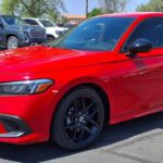 El Honda Civic sigue siendo una referencia por equilibrio general. Ofrece una conducción suave, un chasis bien afinado y una eficiencia destacable. Su interior es espacioso y funcional, especialmente en la versión hatchback, y su mecánica es conocida por soportar altos kilometrajes sin complicaciones graves.