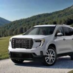 La GMC Acadia 2026 ($43,700) se presenta con una actualización significativa para el modelo de tercera generación. Con un diseño robusto y elegante, el Acadia 2026 incorpora la versión Denali Ultimate, que lleva el lujo, el confort y el rendimiento a un nuevo nivel. El modelo incluye equipamiento de serie impresionante, incluyendo tecnología avanzada y comodidad superior. Este SUV familiar ofrece una gran relación calidad-precio, convirtiéndolo en una opción que supera su precio al ofrecer una experiencia de conducción de alta gama, con un enfoque en el confort y la tecnología.