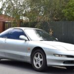 El Ford Probe fue un experimento arriesgado: un coupé deportivo de tracción delantera, desarrollado junto a Mazda, que incluso estuvo cerca de reemplazar al Mustang. El Probe GT de segunda generación, con motor V6 2.5 de origen Mazda, ofrecía buen equilibrio dinámico y un diseño futurista muy noventero. Sin embargo, su estética envejeció mal, su nombre nunca ayudó y jamás cumplió con la promesa emocional que sugería. Hoy es raro, barato y curiosamente interesante.