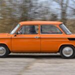 El NSU Prinz 1200 TT fue uno de los grandes rivales del Gordini. Compacto, ligero y con motor trasero refrigerado por aire, ofrecía una experiencia de conducción intensa y directa. Su cuatro cilindros de 1.177 cc alcanzaba los 65 CV, una cifra notable para la época en un coche de su tamaño. Su producción relativamente elevada no le restó carácter, y hoy es recordado como uno de los deportivos compactos más singulares de los años 60.