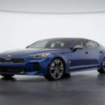 El Kia Stinger GT sigue sintiéndose como una buena idea que llegó un poco tarde. Es rápido, cómodo y refinado, quizá demasiado pulido como para resultar memorable. Lo conduces y te preguntas por qué nunca terminó de despegar; luego sigues preguntándotelo. Tiene una nostalgia suave, como una canción que no saltas, pero tampoco escuchas hasta el final. En 2026, su mayor valor es precisamente ese carácter incomprendido.
