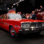 En el corazón del Dodge Coronet Deluxe latía el legendario V8 426 Hemi, apodado “Elephant engine” por su tamaño y brutalidad. Creado para homologar la mecánica de competición, el Street Hemi convirtió a este familiar americano en una máquina temible en línea recta, capaz de dejar atrás a muchos deportivos europeos.
