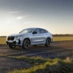 El BMW X4 ha sido uno de los SUVs estilo coupé más populares de la marca bávara. Sin embargo, BMW ha decidido retirar este modelo en 2026, posiblemente para dar paso a una nueva generación basada en su plataforma Neue Klasse. Los SUVs estilo coupé, aunque atractivos para algunos, no han logrado captar el mismo nivel de interés que otros modelos tradicionales de SUV. La despedida del X4 puede abrir el camino para una nueva interpretación más moderna de este concepto.