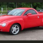 El SSR apostó por una mezcla arriesgada: pickup retro con techo rígido retráctil y precio elevado. Ni era un deportivo real ni una camioneta funcional, y esa indefinición lo dejó sin público una vez pasada la novedad.