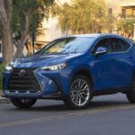 El NX 350h es un SUV de lujo compacto basado en la plataforma del RAV4 Hybrid. La EPA estima 41 mpg en ciudad y 37 mpg en carretera, con un promedio combinado de 39 mpg. Ofrece un equilibrio entre lujo y eficiencia sin un aumento de costo excesivo respecto a Toyota.