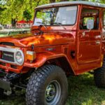 El FJ40 Land Cruiser es un todoterreno clásico con diseño robusto y confiable. Fabricado entre 1960 y 1984, su reputación por la durabilidad y la capacidad todoterreno lo ha hecho extremadamente deseable para coleccionistas. La disponibilidad limitada y las restauraciones costosas han incrementado su valor, convirtiéndolo en un icono de los SUV antiguos y un símbolo del espíritu aventurero de Toyota.
