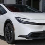 El Toyota Prius 2026, con un precio base de $28,550, sigue siendo el referente en términos de eficiencia de combustible. Con el modelo LE base, puedes obtener una impresionante economía de hasta 57 mpg en ciudad y 56 mpg en carretera, lo que lo convierte en una opción ideal para aquellos que priorizan la economía de combustible. Además, el Prius ofrece una cabina moderna y una lista de características de seguridad y tecnología de infoentretenimiento de última generación. Dependiendo del acabado y las opciones, puedes personalizar el Prius para que se ajuste mejor a tus necesidades y estilo de vida.