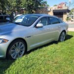 Jaguar es conocida por su lujo, estilo y potencia, pero la fiabilidad no es uno de sus puntos fuertes. Los propietarios de Jaguar a menudo se enfrentan a fallos eléctricos, problemas con el sistema de refrigeración y transmisiones poco fiables. Aunque los modelos más nuevos tienden a ser algo más estables, los modelos más antiguos suelen ser especialmente temperamental, lo que puede llevar a varios viajes al taller. Si bien un Jaguar bien cuidado es una experiencia fantástica, mantenerlo en funcionamiento puede sentirse como un trabajo de tiempo completo, con gastos que superan a los de muchas otras marcas de lujo.