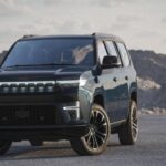 El Jeep Grand Wagoneer Híbrido 2027 será una de las opciones más exclusivas para los amantes de la aventura que no quieren renunciar al lujo. Con un motor V6 de 3.6 litros y una batería de 92 kWh, este SUV ofrecerá hasta 800 km de autonomía sin necesidad de enchufarse. Se espera que el precio del modelo híbrido supere los $82,000. Este vehículo combinará la potencia de un motor eléctrico con la robustez de un motor de combustión, ofreciendo una experiencia de conducción sin igual para aquellos que buscan un SUV premium para todo tipo de terreno.