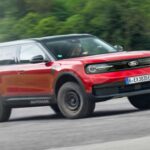 Ford traerá una versión eléctrica de su icónico Bronco, el 4x4 que marcó época en el mercado estadounidense. Este SUV será una reinterpretación moderna de ese legado, con un diseño robusto y apto para los terrenos más exigentes, pero con la sostenibilidad y la eficiencia de la motorización eléctrica. Se producirá en la planta de Ford en Valencia, España, y se espera que sustituya indirectamente al Focus, cuyo modelo será discontinuado en 2025. El Ford Bronco E será lanzado en 2027 y promete ser un éxito en el mercado europeo con su atractivo estilo todoterreno y su tecnología avanzada.