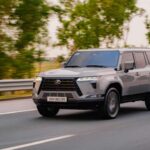 El Lexus GX es un SUV de lujo con una arquitectura de chasis de cuerpo sobre bastidor, lo que le otorga una increíble capacidad todoterreno, todo mientras mantiene la famosa fiabilidad de Lexus. Con un motor V6 biturbo de 349 caballos de fuerza, el GX 2026 comienza en $66,935 y es una opción para los conductores que necesitan un vehículo capaz de soportar el terreno más difícil sin perder la comodidad del lujo. Además, las clasificaciones de fiabilidad siempre lo colocan entre los mejores, lo que lo convierte en una opción ideal para quienes buscan un SUV que aguante el paso del tiempo sin costosos problemas de mantenimiento.