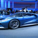 La versión 2017 del Ford GT combina diseño inspirado en competición con un motor V6 biturbo y aerodinámica avanzada. Su precio de mercado suele superar los 788.000 dólares. La disponibilidad limitada y la originalidad son esenciales para su valoración, consolidándolo como uno de los coches americanos más deseados globalmente.