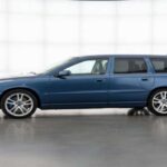 El V70R se disfrazaba de familiar tranquilo, pero bajo la superficie era capaz de sobresaltos controlados. Silencioso en apariencia, podía sentirse ligeramente peligroso cuando se le exigía. Todavía hoy, los propietarios hablan de él con una mezcla de orgullo y nostalgia, un sedán que nunca fue común y siempre tuvo carácter.