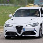 La Giulia Quadrifoglio 2025 es ingeniería italiana en su máxima expresión. Su motor V6 biturbo ofrece un rendimiento sobresaliente, y su diseño es dinámico y distintivo.

Interior: Cockpit centrado en el conductor, materiales premium y tecnología avanzada

Manejo: Chasis bien calibrado y suspensión avanzada para máxima precisión
Perfecto para familias que valoran velocidad y estilo.
