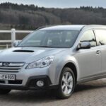 El Subaru Outback es un coche familiar con tracción total que combina robustez y versatilidad. Este modelo ha demostrado ser capaz de superar los 200,000 a 300,000 km sin mayores inconvenientes. El Outback es ideal para quienes buscan un coche que pueda manejar diversas condiciones de terreno y que aún ofrezca un rendimiento sólido con el paso del tiempo. Con un mantenimiento adecuado, es probable que necesite un cambio de fluidos cada 60,000 millas y una revisión de la suspensión después de los 150,000 km, pero estos son problemas menores en comparación con lo que otros vehículos de su clase pueden enfrentar. Es una excelente opción para quienes buscan un coche que pueda durar mucho tiempo sin necesidad de reparaciones costosas.