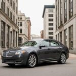 El Lincoln MKS EcoBoost es un sleeper legendario, un coche que no atrae demasiada atención al principio, pero que sorprende cuando se pone en marcha. Con su motor biturbo V6, ofrece una aceleración poderosa y una conducción suave, pero sin los alardes de otros autos deportivos. Su diseño elegante y sobrio es perfecto para quienes buscan un vehículo rápido pero sin la necesidad de ostentar. Aunque no es un coche que todos elijan de manera consciente, aquellos que lo hacen suelen quedar sorprendidos por su desempeño. Es un coche que te hará sonreír más de lo que esperas.