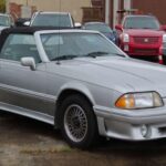 McLaren tomó el modesto motor 2.3 turbo de cuatro cilindros y logró extraer 175 CV, una cifra respetable para la época. Con turbos ensamblados a mano, pasos de rueda inspirados en IMSA y llantas BBS, el M81 parecía un coche de carreras camuflado. Su producción fue extremadamente limitada, lo que lo ha convertido en una rareza absoluta.