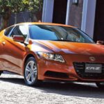 El CR-Z evocaba al mítico CR-X y prometía deportividad moderna con tecnología híbrida. El problema fue precisamente ese híbrido conceptual: no era lo bastante divertido para los puristas ni lo suficientemente eficiente para los compradores ecológicos. Se quedó atrapado entre dos mundos, sin convencer plenamente a ninguno. Su retirada anticipada fue tan silenciosa como su éxito ausente.